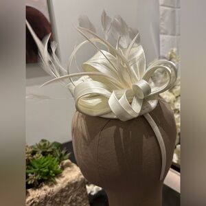 Elegant Cream Fascinator with Feathers